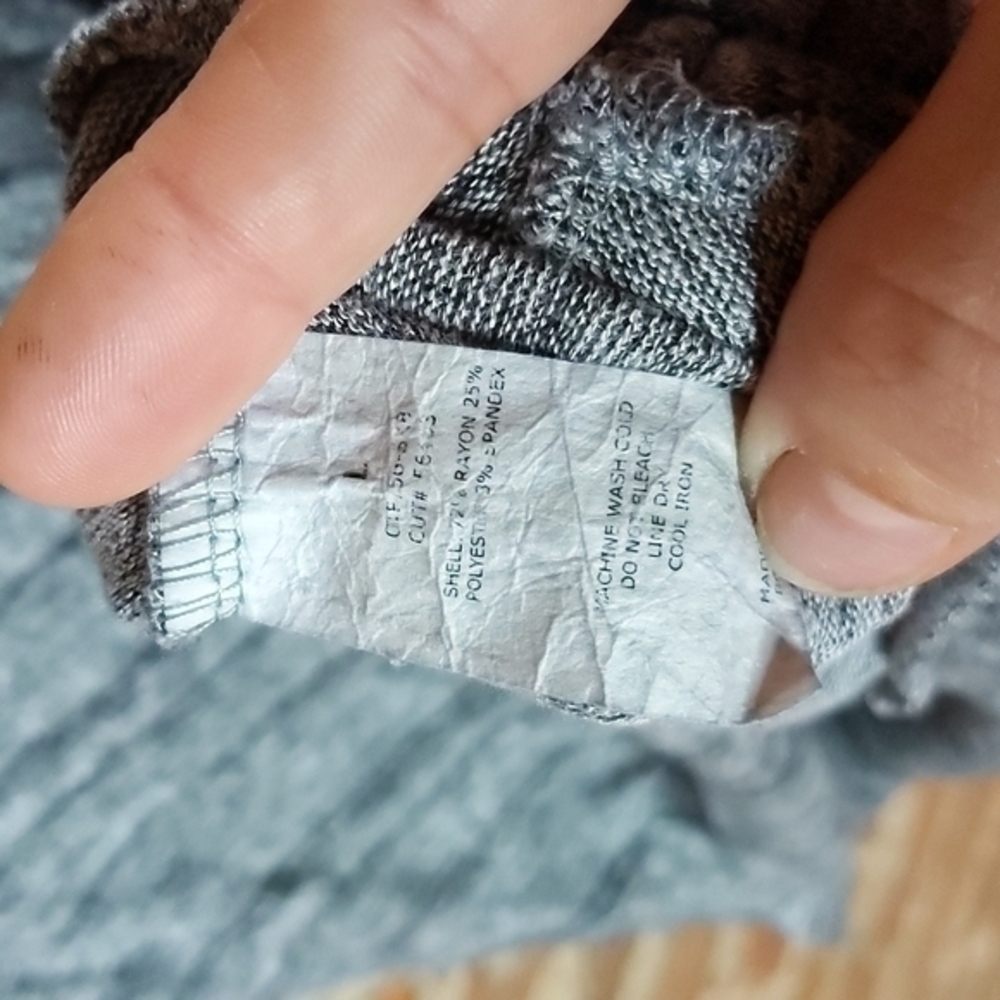 Green Envelope Large Black & Gray Cozy V-Neck Sweater - Picture 5 of 8